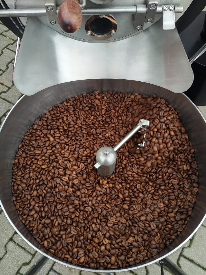 Frisch geröstete Kaffeebohnen im Kühlsieb der Reinhardt Rösterei