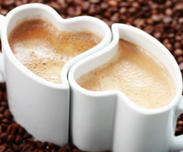 Zwei Herz-Tassen mit Cappuccino