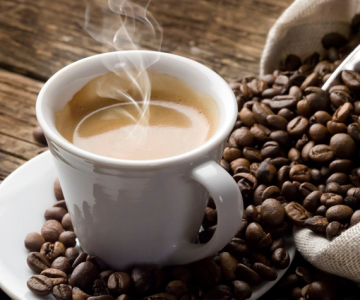 Kaffeetasse mit Bohnen