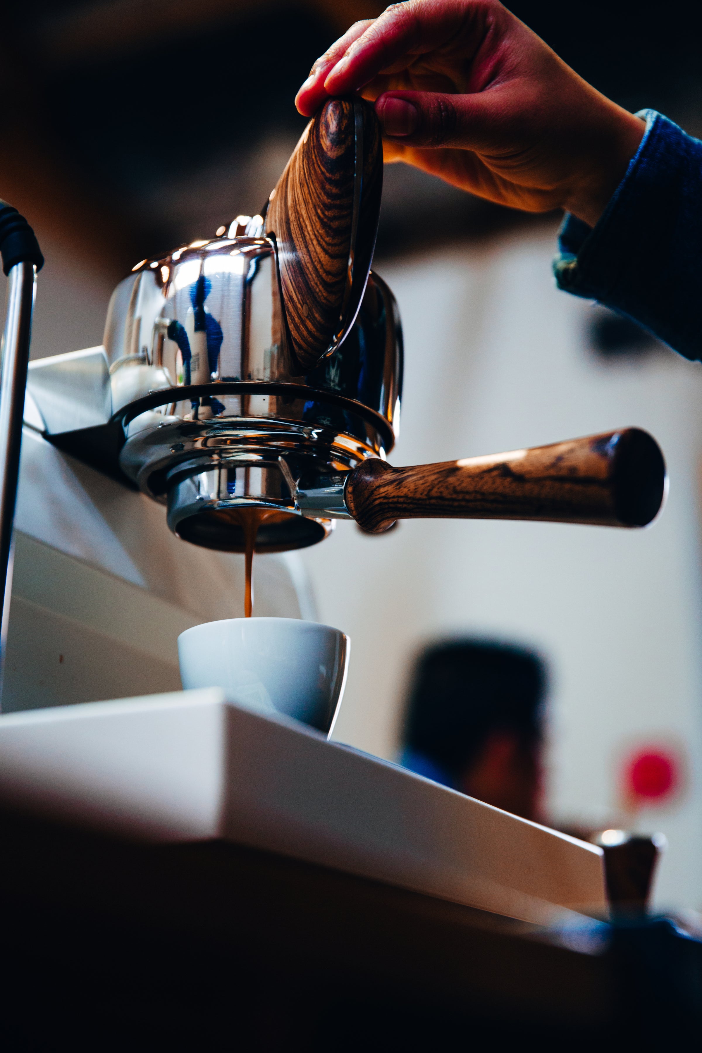 Espresso läuft aus dem Siebträger