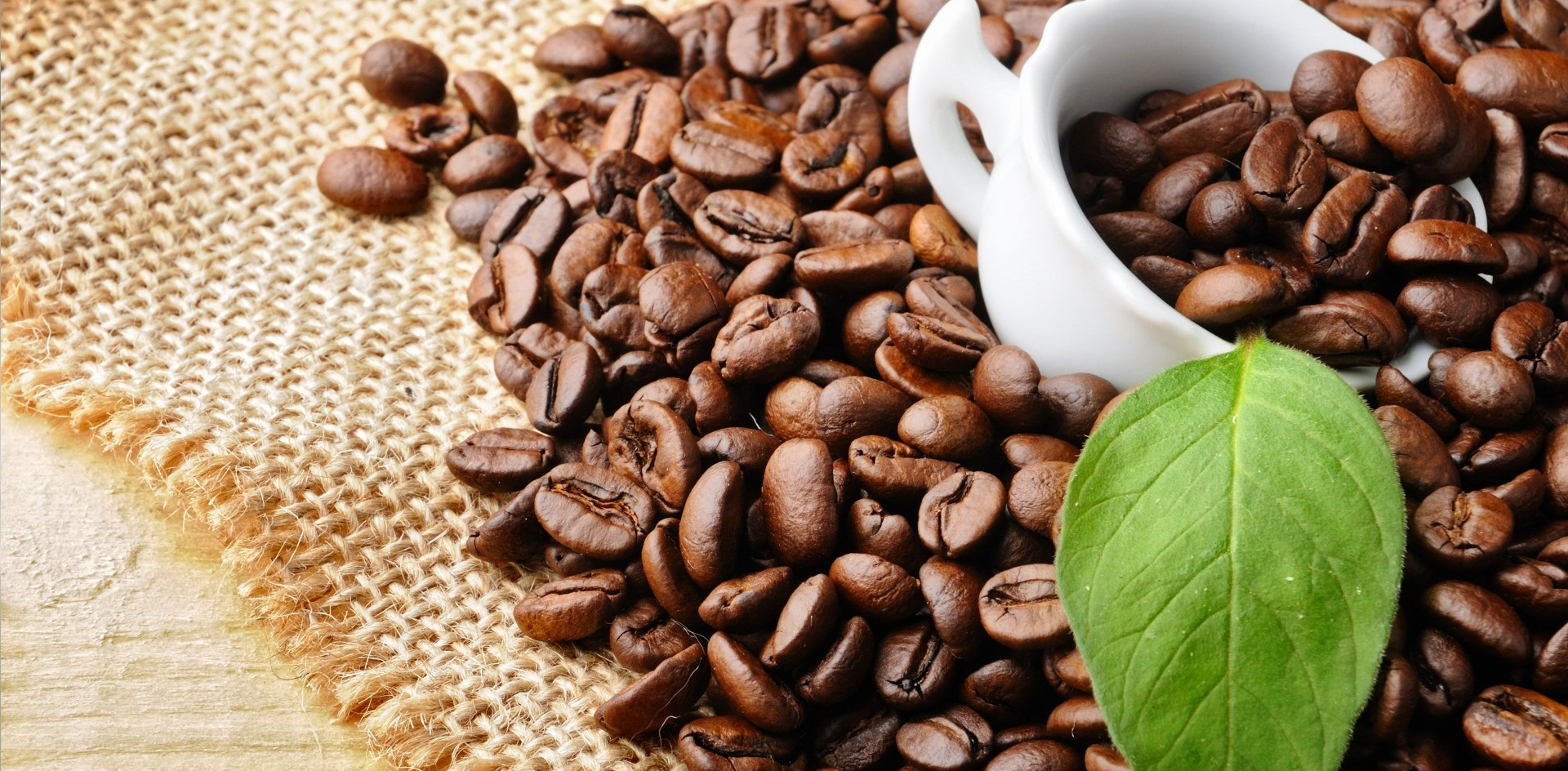 Kaffeebohnen auf Jute